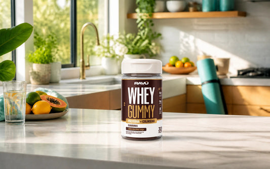Whey Gummy RAVU sabor chocolate belga em cenário de contexto alimentar equilibrado