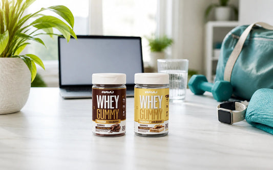 Whey Gummy RAVU chocolate e banoffee em cenário de mesa com rotina fitness para leitura de rótulo