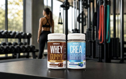 Combo Performance RAVU com Whey Gummy e Creatina Gummy em cenário de cenário de performance