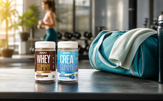 Combo Performance RAVU com Whey Gummy e Creatina Gummy em cenário de bolsa de academia para constância