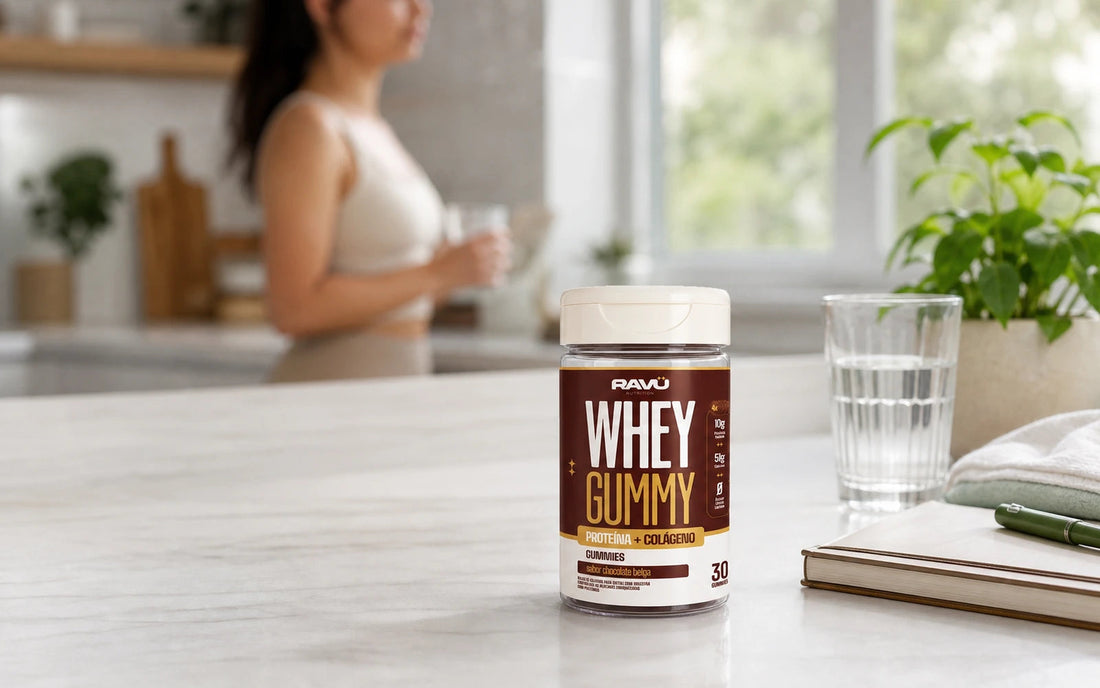 Whey Gummy RAVU sabor chocolate belga em cenário de rotina organizada para contraindicações