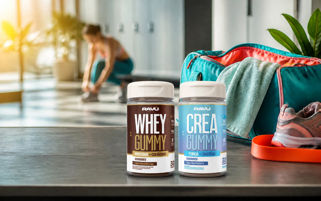 Combo Performance RAVU com Whey Gummy e Creatina Gummy em cenário de rotina de academia e mochila