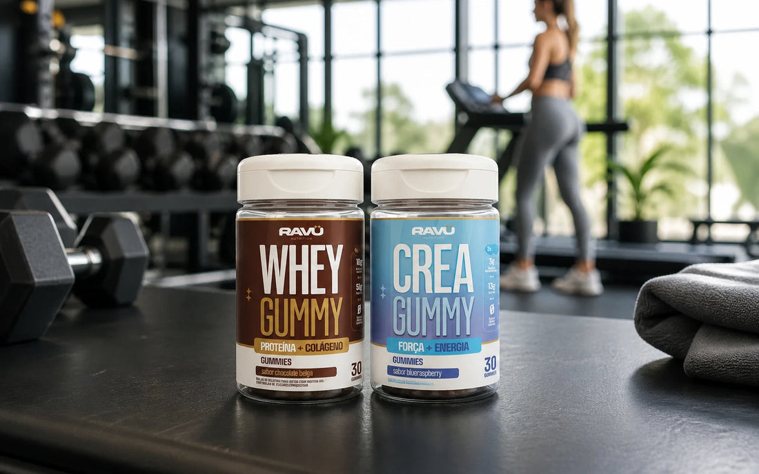 Combo Performance RAVU com Whey Gummy e Creatina Gummy em cenário de bancada de treino