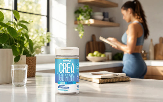 Creatina em Goma RAVU sabor framboesa azul em cenário de cozinha limpa para falar de origem e composição