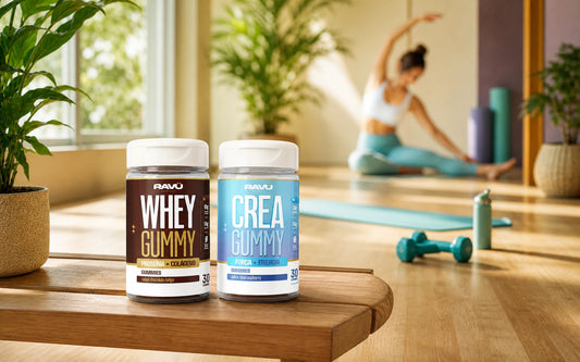 Combo Performance RAVU com Whey Gummy e Creatina Gummy em cenário de cenário de equilíbrio entre força e bem-estar