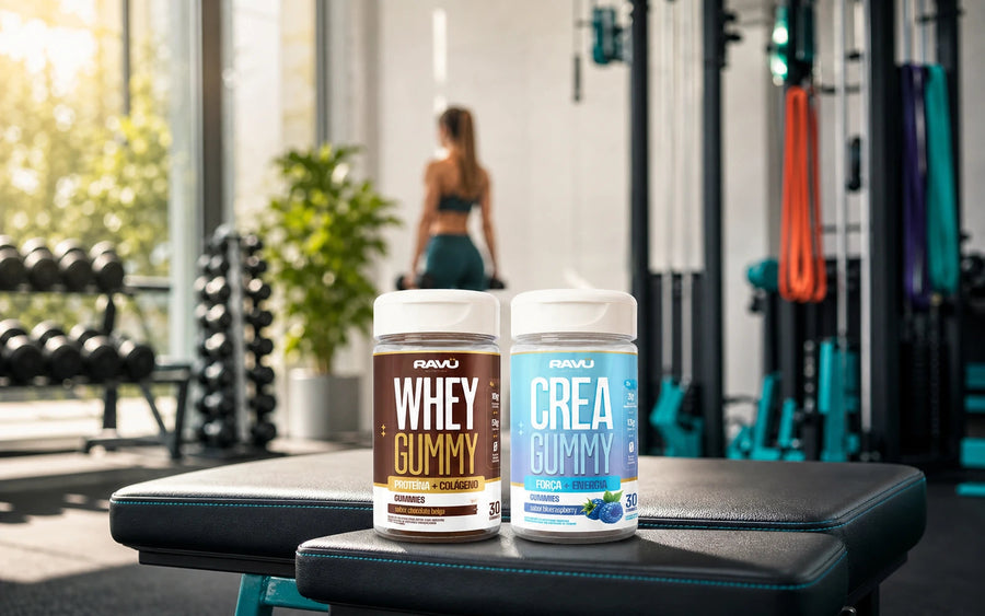 Combo Performance RAVU com Whey Gummy e Creatina Gummy em cenário de banco de musculação para exercícios de força