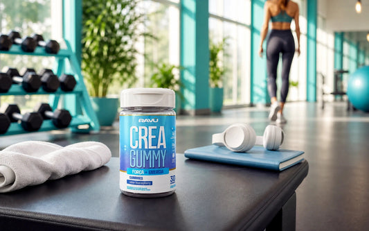 Creatina em Goma RAVU sabor framboesa azul em academia vibrante para motivação de treino