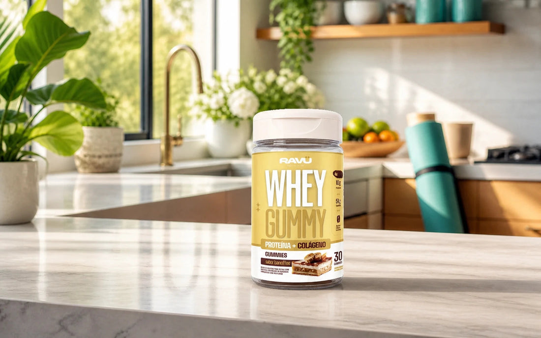 Whey Gummy RAVU sabor banoffee em cenário de cozinha equilibrada e clara