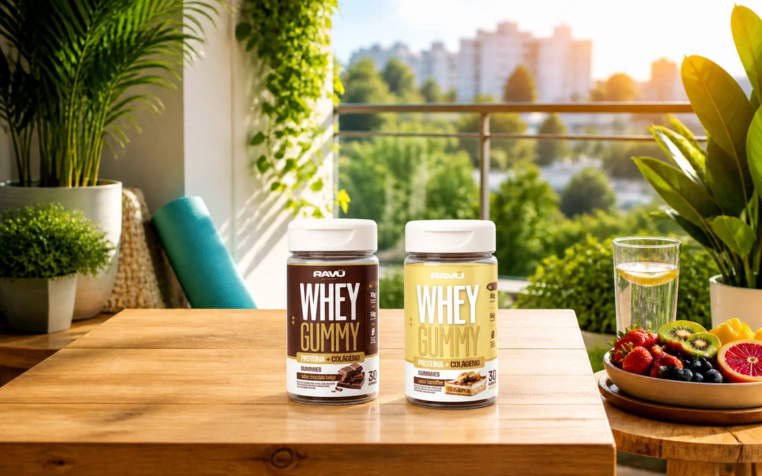 Whey Gummy RAVU chocolate e banoffee em cenário de varanda iluminada para diferentes fases da rotina