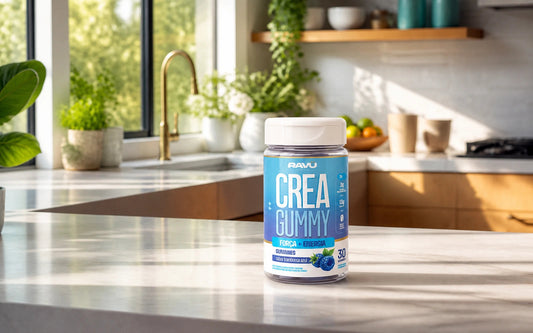 Creatina em Goma RAVU sabor framboesa azul em cenário de cozinha clara para leitura de composição