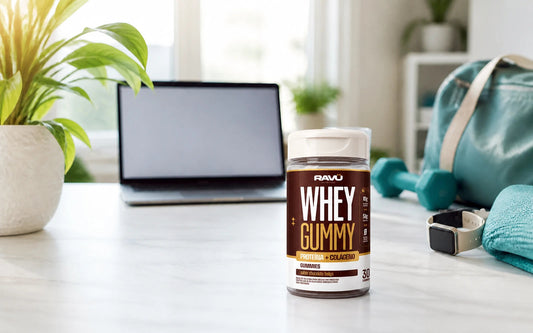 Whey Gummy RAVU sabor chocolate belga em cenário de mesa de rotina corrida com elementos fitness
