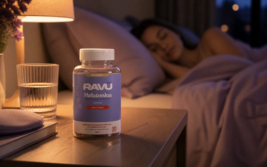 Melatonina RAVU sabor morango em cenário de mesa de noite para conteúdo sobre sono