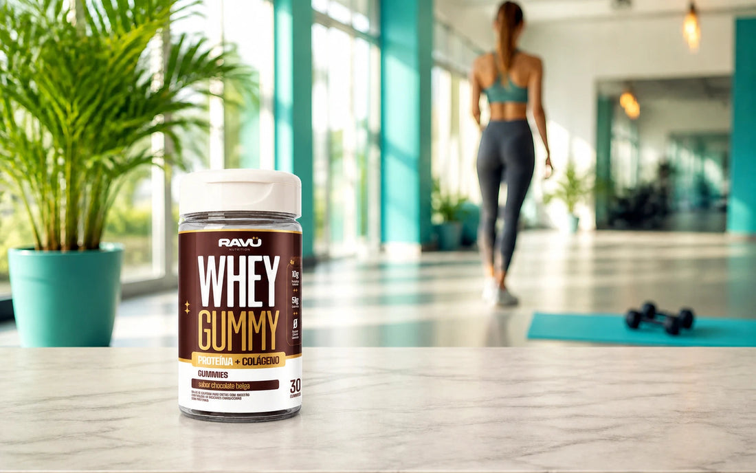 Whey Gummy RAVU sabor chocolate belga em cenário de academia clara para rotina de treino