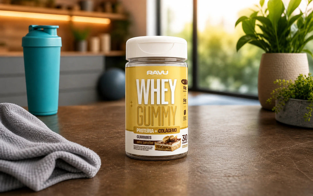 Whey Gummy RAVU sabor banoffee em cenário de cenário pós-treino prático