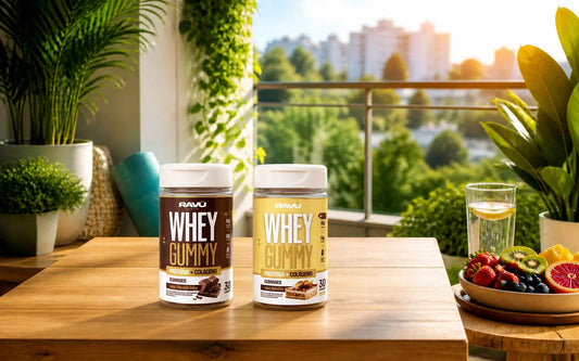 Whey Gummy RAVU chocolate e banoffee em cenário de ambiente claro de maturidade e bem-estar