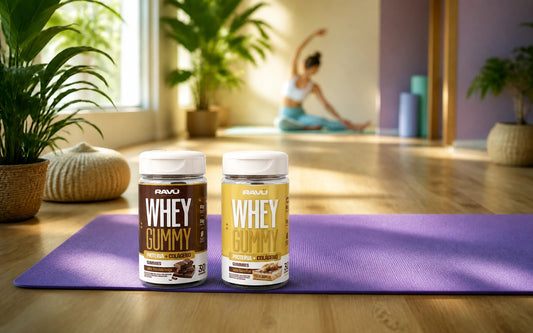 Whey Gummy RAVU chocolate e banoffee em ambiente de yoga para rotina ativa