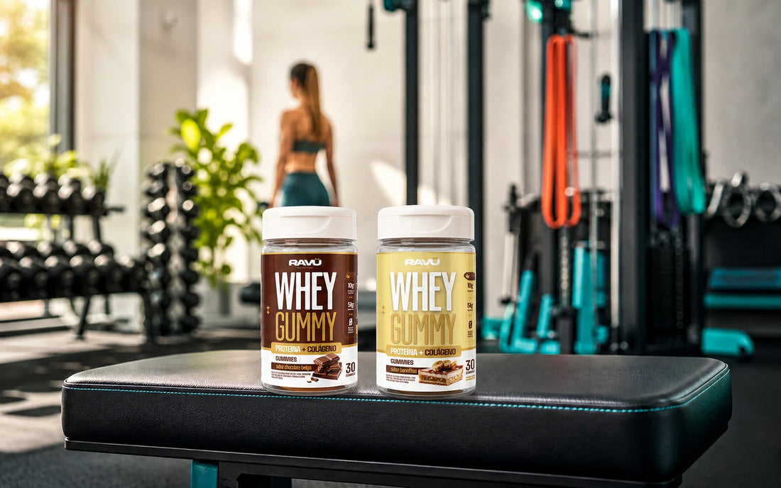 Whey Gummy RAVU chocolate e banoffee em cenário de academia de força para explicar finalidade