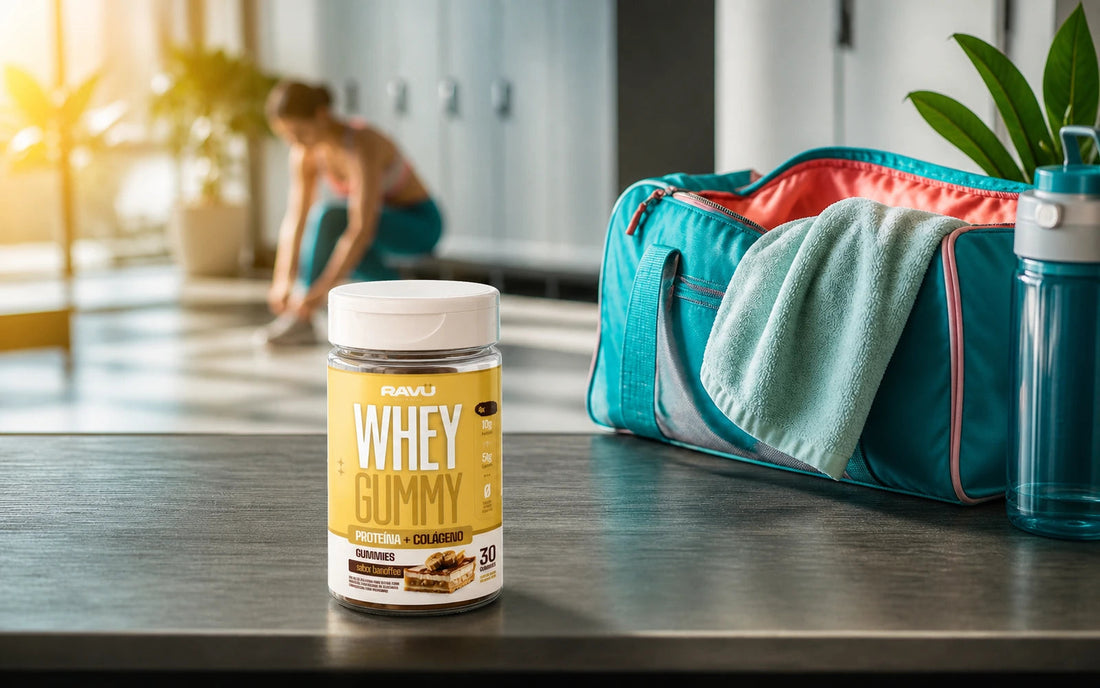 Whey Gummy RAVU sabor banoffee em cenário de mochila de academia para consumo prático