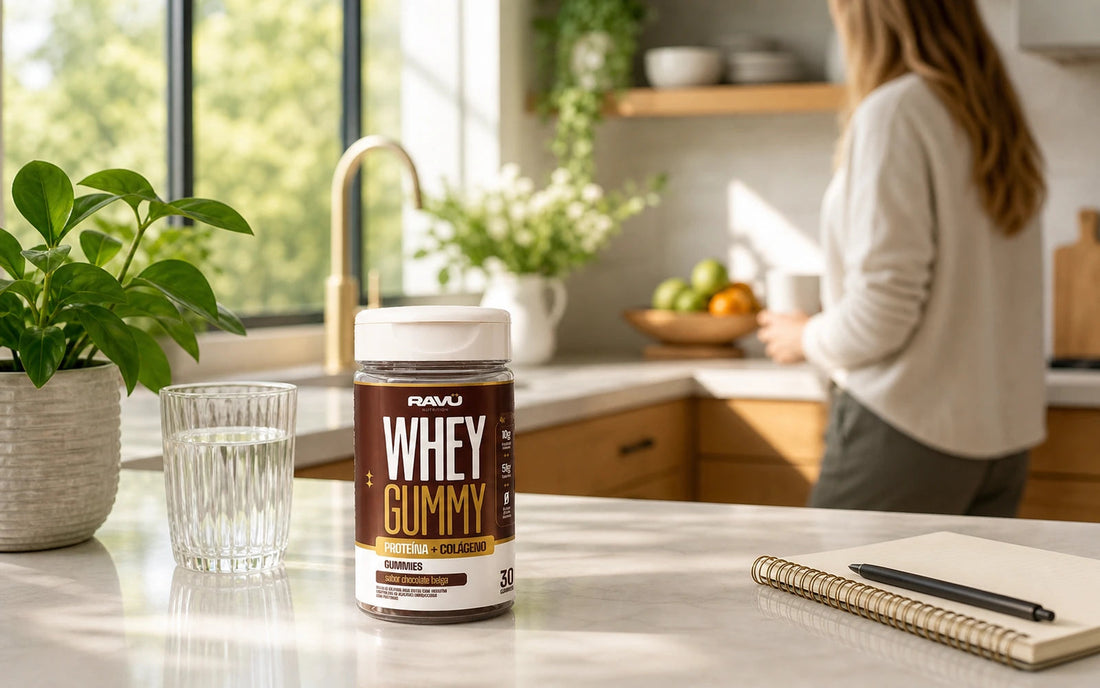 Whey Gummy RAVU sabor chocolate belga em cenário de cozinha para avaliar quando evitar