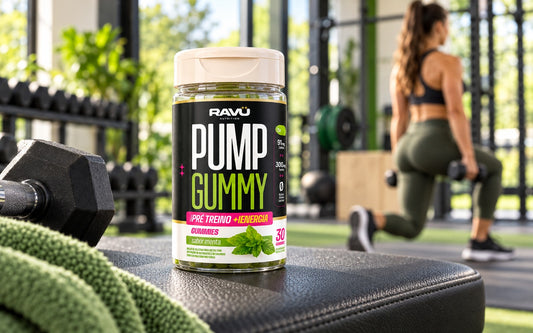 Pump Gummy RAVU sabor menta em academia clara com rotina ativa