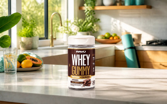 Whey Gummy RAVU sabor chocolate belga em cenário de bancada saudável sobre escolhas alimentares