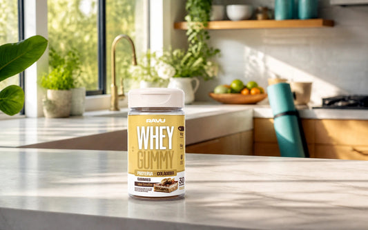 Whey Gummy RAVU sabor banoffee em cenário de bancada limpa para escolha cuidadosa e diária