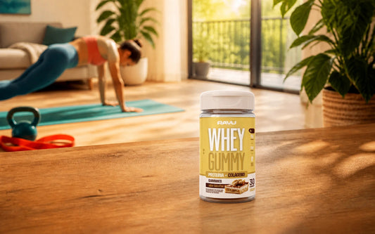 Whey Gummy RAVU sabor banoffee em cenário de casa para rotina jovem e ativa