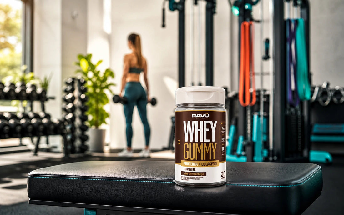 Whey Gummy RAVU sabor chocolate belga em cenário de musculação para ganho de massa