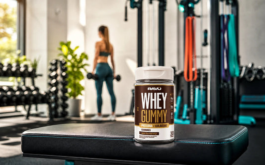 Whey Gummy RAVU sabor chocolate belga em cenário de musculação para ganho de massa